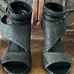 ❤️ BCBG MAXAZRIA Python Black Leather Heels